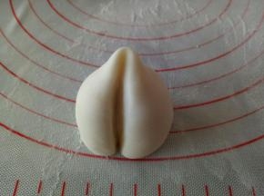 用刮刀或者趁手的工具压出桃子中间的痕来