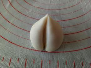 将最上边的尖角稍微捏一下