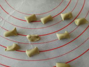 绿色面团分成10分1克左右的面团