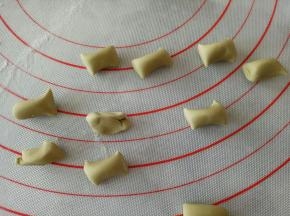 绿色面团分成10分1克左右的面团