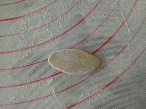 压扁，用刮刀压出叶子的纹理来