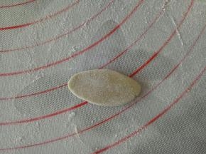 压扁，用刮刀压出叶子的纹理来