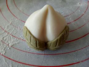 刷一点水粘到桃子上面