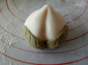 刷一点水粘到桃子上面