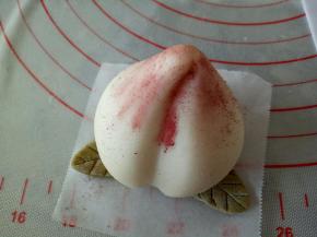 用刷子从上向下轻轻地刷一层（其实刷的时候刷一下尖角就可以，刷子上的粉会自己弹下来）