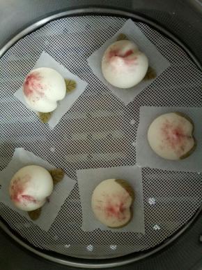 做好的桃子就可以进行发酵了
夏天室温发酵20分钟左右
冬天烤箱或发酵箱发酵30分钟左右
最后的状态是轻按慢慢回弹就可以了
开水上锅蒸10分钟左右后关火，闷5分钟左右再掀锅盖
