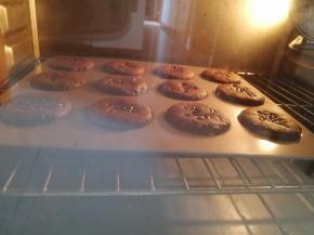 烤箱180度烤25分钟左右。出炉以后放烤网晾凉，用保鲜袋装起来。