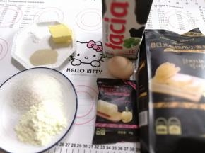 准备好原材料。纯牛奶，鸡蛋都是冰箱冷藏的，因为现在温度太高了。