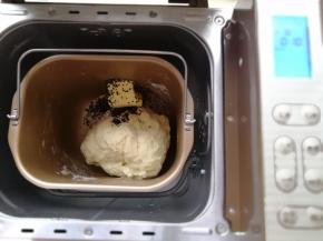 再将黄油，盐，酵母，黑芝麻放入面包机揉10分钟。