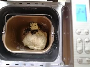 再将黄油，盐，酵母，黑芝麻放入面包机揉10分钟。