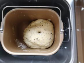 用面包机直接发酵，到两倍左右，时间25~30分钟左右，手指沾一点粉，在面团中间戳一个小孔，不会回弹就可以了。