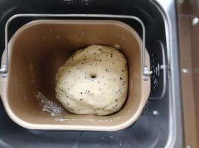 用面包机直接发酵，到两倍左右，时间25~30分钟左右，手指沾一点粉，在面团中间戳一个小孔，不会回弹就可以了。