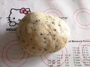 发酵好以后，取出面团，用手轻轻的排气，整理成圆形。