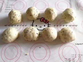 分成八个相同的圆剂子，盖保鲜膜松弛15分钟。