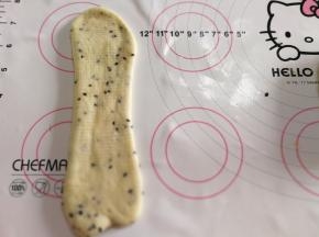 用浮点擀面杖擀卷成长条形。