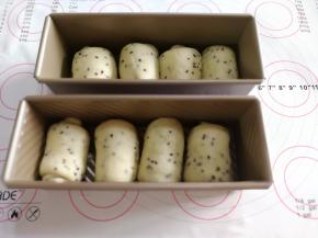 放入学厨土司模具里面。