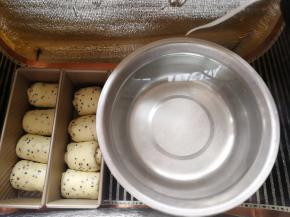 放入发酵箱或者烤箱里面进行二发，里面放入一碗温水，温度30度左右。