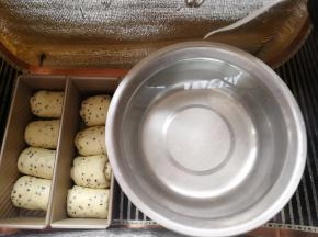 放入发酵箱或者烤箱里面进行二发，里面放入一碗温水，温度30度左右。