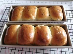 出炉震一下模具，然后侧放到冷却架上面晾凉，微热放入保鲜袋装起来，室温两天之内食用完。