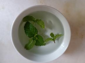 薄荷叶用清水洗净。