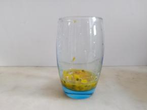 百香果挖出果肉。