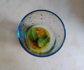 加入洗净的薄荷叶。