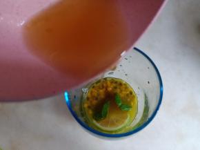 蜂蜜水加入杯中。