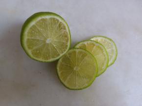 青柠檬切薄片。
