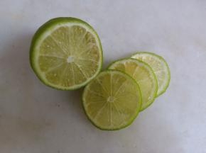 青柠檬切薄片。