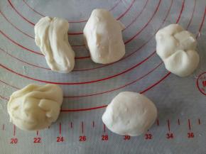 将主材料混合，揉透，分成20克一份的面团