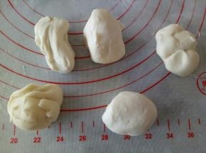 将主材料混合，揉透，分成20克一份的面团