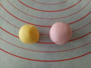 取其中一个面团，分别揉入南瓜粉和红曲粉，南瓜面粉小一点，红曲粉的大一些