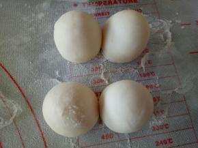 白色面团分别揉一下，滚圆，两只手来回将面团搓成圆柱状，两个两个挨着放到一起
