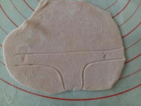 红色面团擀成薄片，用牙签画出小内内的样子