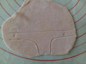 红色面团擀成薄片，用牙签画出小内内的样子