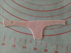 用剪刀或者趁手的工具剪下来