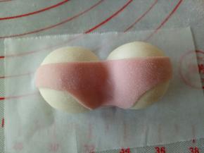 刷一点水，照图中的样子粘到白色面团上