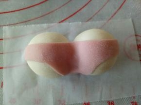 刷一点水，照图中的样子粘到白色面团上