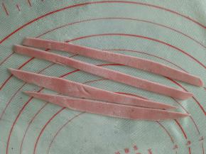 切成大约6.7mm宽的条