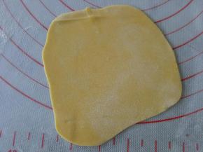 黄色面团擀薄片，有模具的可以像我压出小花来，没有模具的就拿裱花嘴压一些小圆