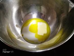 酸奶，黄油隔热水融化。