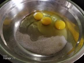 鸡蛋，细砂糖一起放入盆子里面。