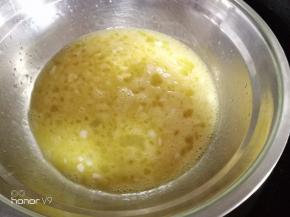 隔热水融化，搅拌均匀，然后关火。烤箱170度预热3分钟。