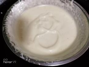 电动打蛋器高速打发到画8字不消失状态即可。