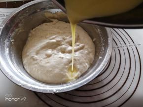 然后倒入黄油和酸奶的混合物。