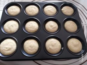 将面糊挤一半到模具里面。