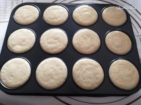 然后将剩下的面糊挤到模具里面填满。