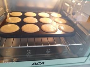烤箱170度中层（刚刚开始没有注意我放在中下层了）烤15分钟左右，上色即可出炉。出炉以后放烤网晾凉，然后用保鲜袋装起来，室温两天之内食用完。天气热，可以放入冰箱冷藏保存，四天之内食用完毕。