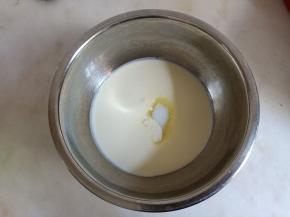 淡奶油加细砂糖打发。