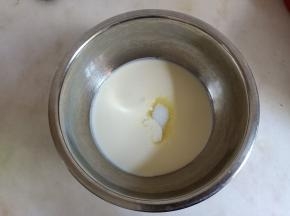 淡奶油加细砂糖打发。
